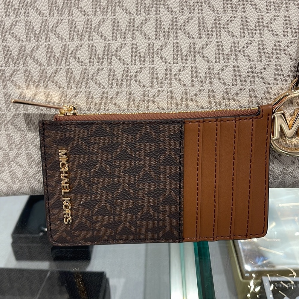 Michael Kors Jet Set Travel Medium Top Zip Card Case Wallet
PVC Leathr
Brown
NWT - Picture 4 of 16